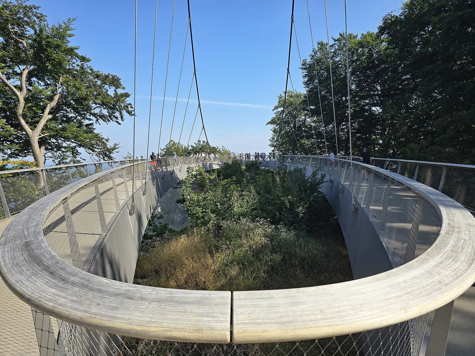 Besucher auf dem Königsstuhl-Skywalk im Nationalpark Jasmund