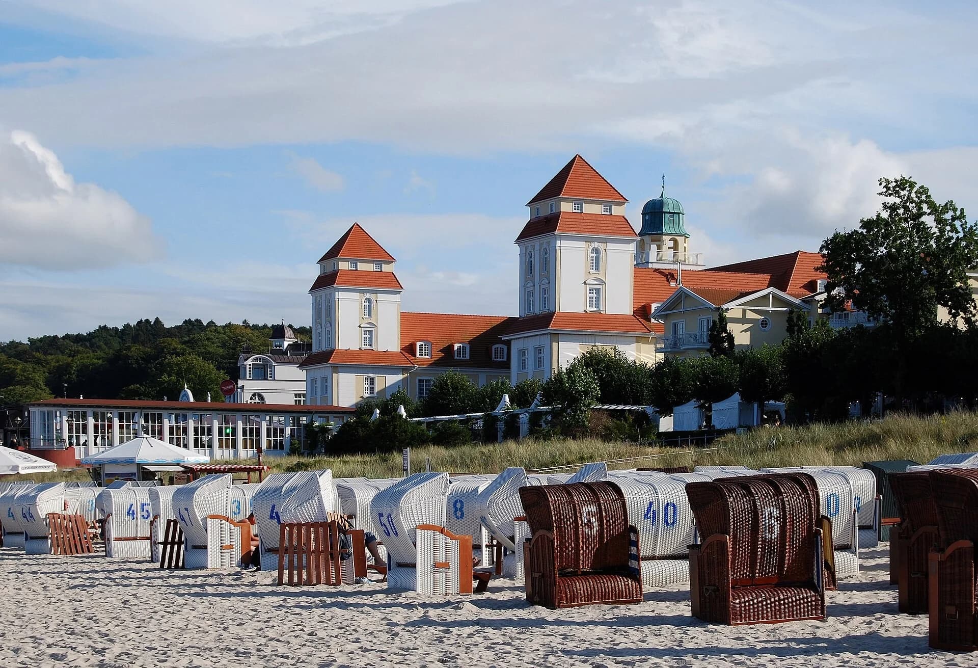 Kurhaus und Strandkörbe am Strand von Binz